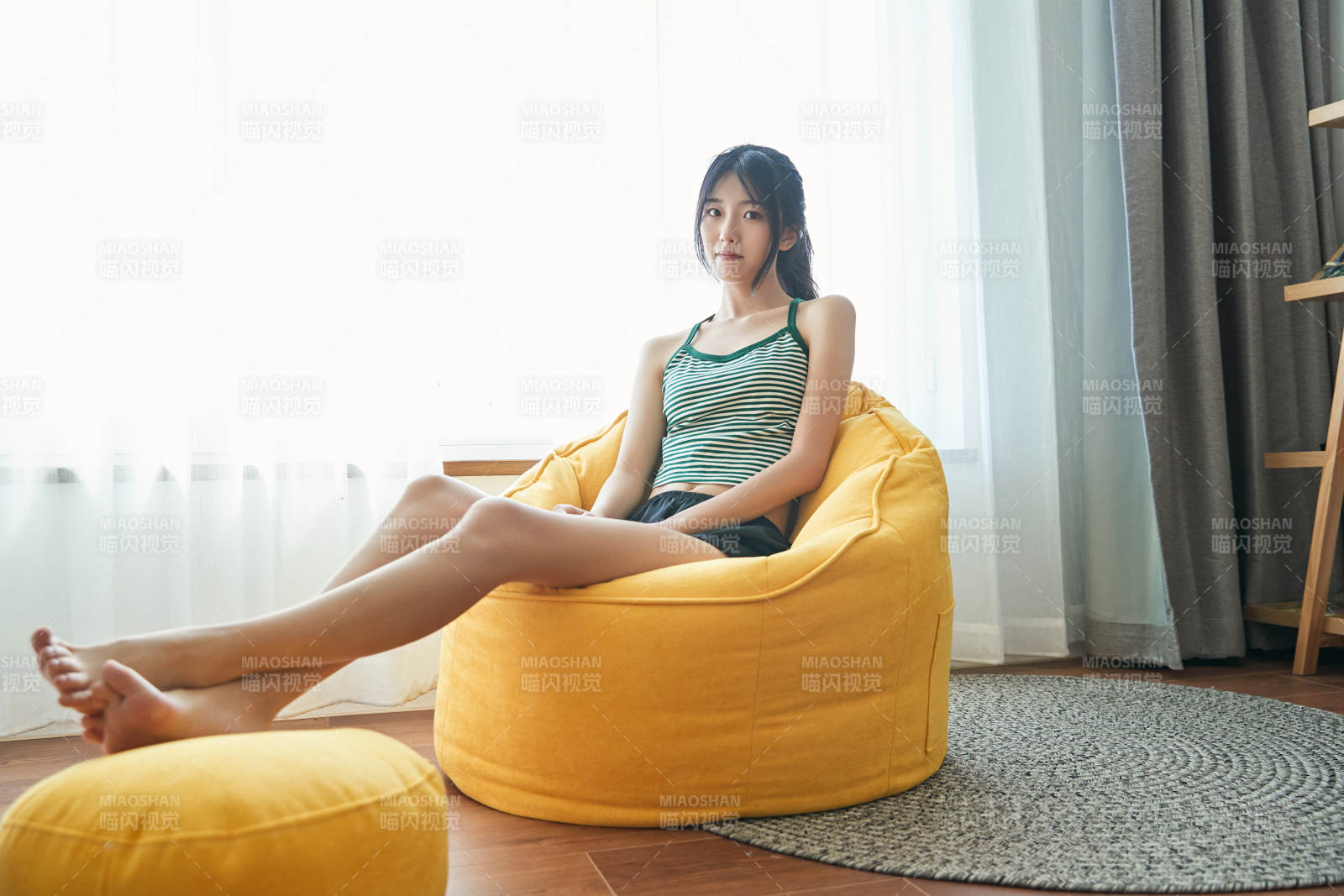 兒童客房內舒適休息的少女