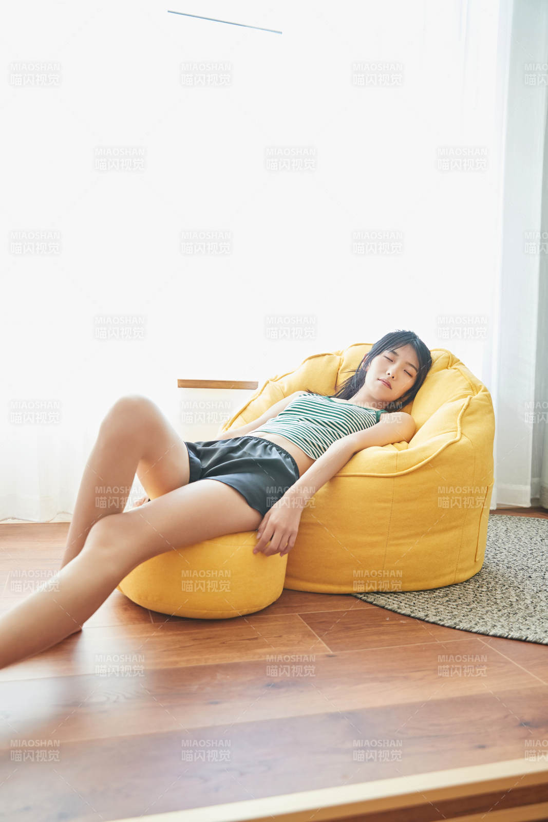 兒童客房內舒適休息的少女