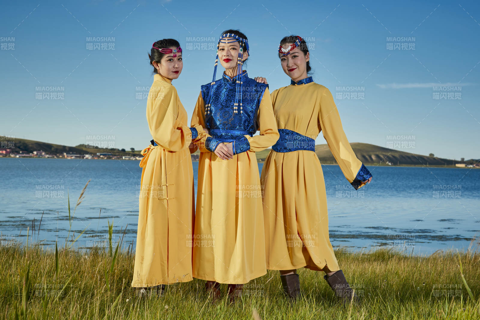 草原上穿著蒙古族傳統(tǒng)服飾的年輕蒙族姐妹