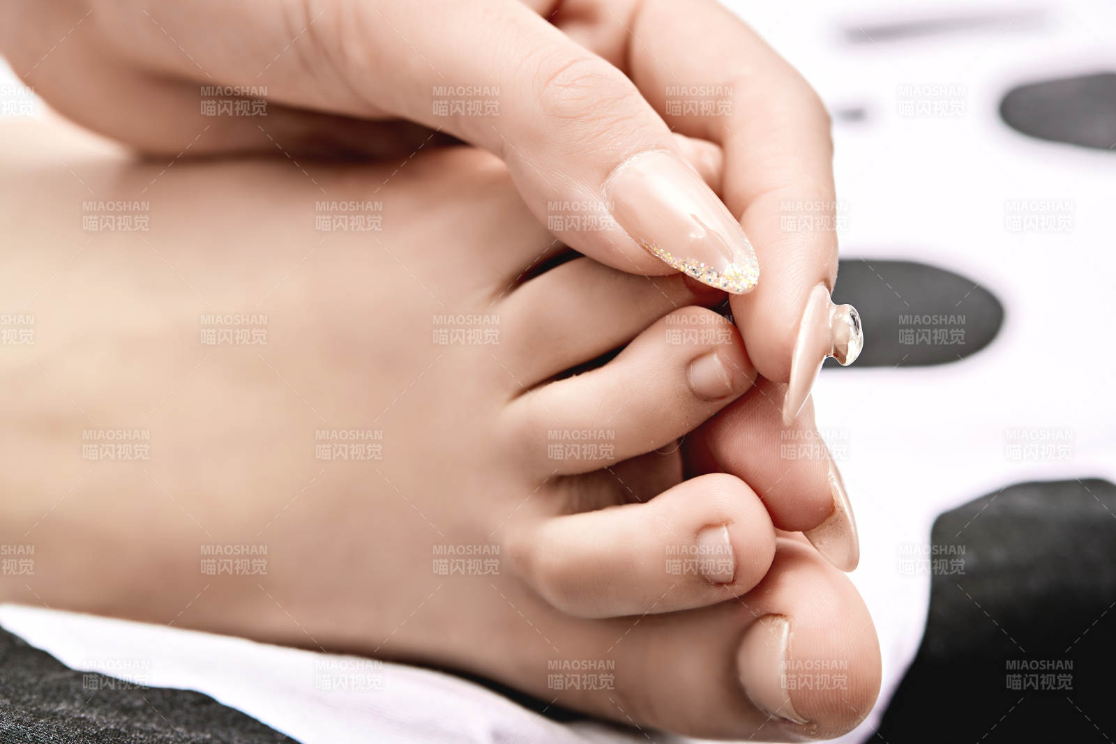 溫馨臥室床上的少女手足部特寫