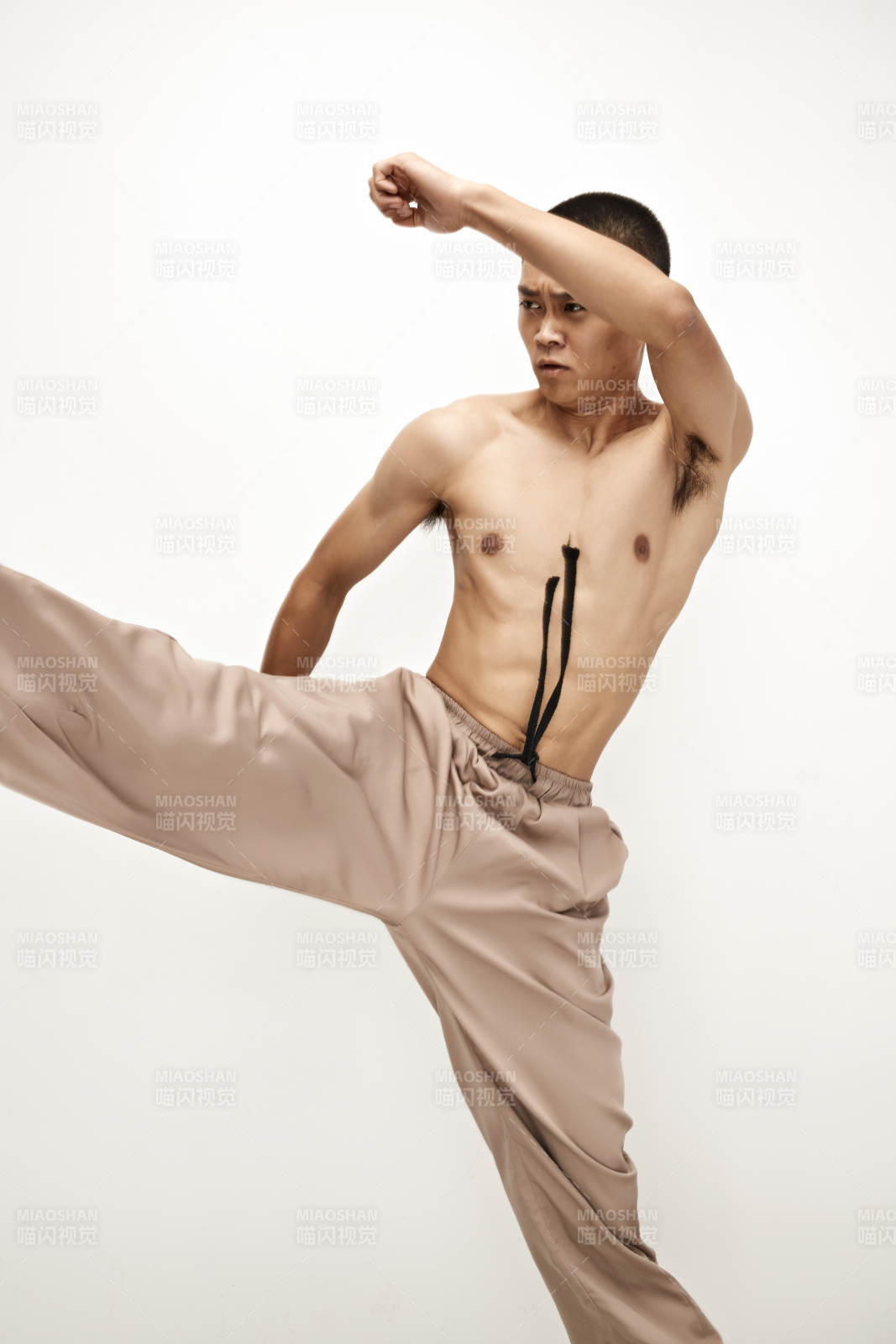 白色背景下演示自由搏擊動作的亞洲功夫男性