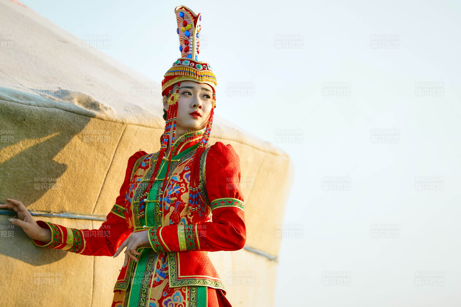 草原上穿著蒙古族傳統服飾的亞洲年輕美少女