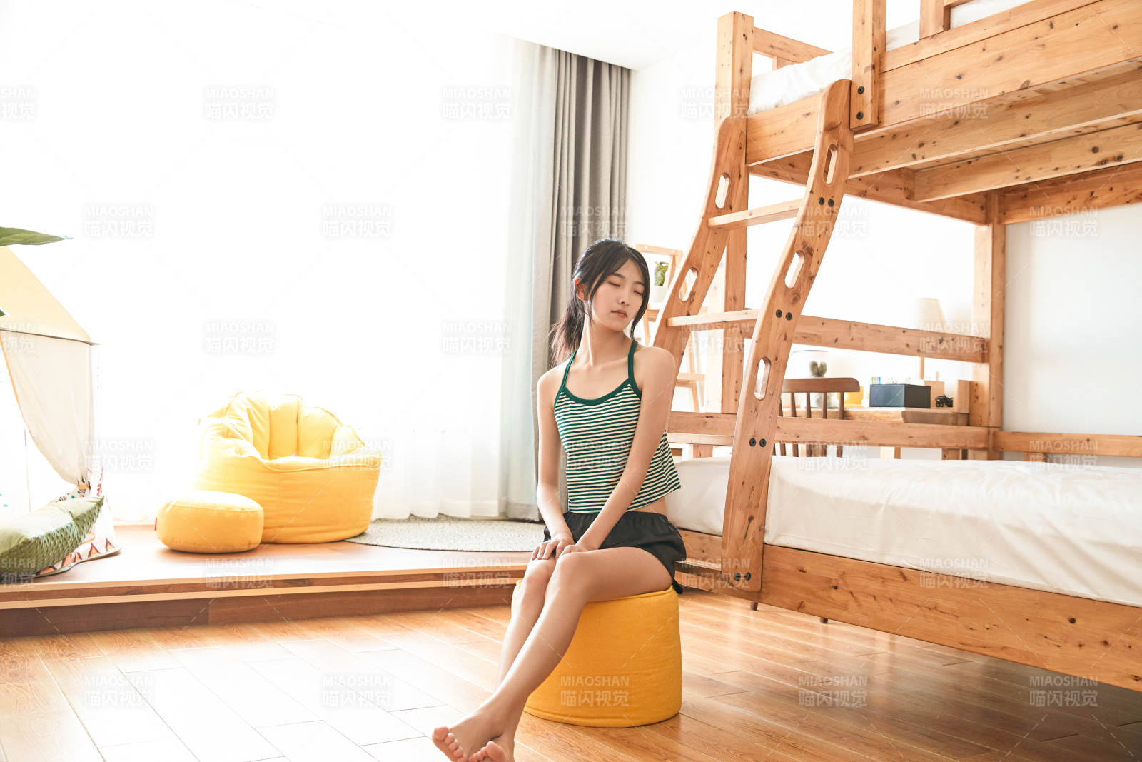 兒童客房內舒適休息的少女