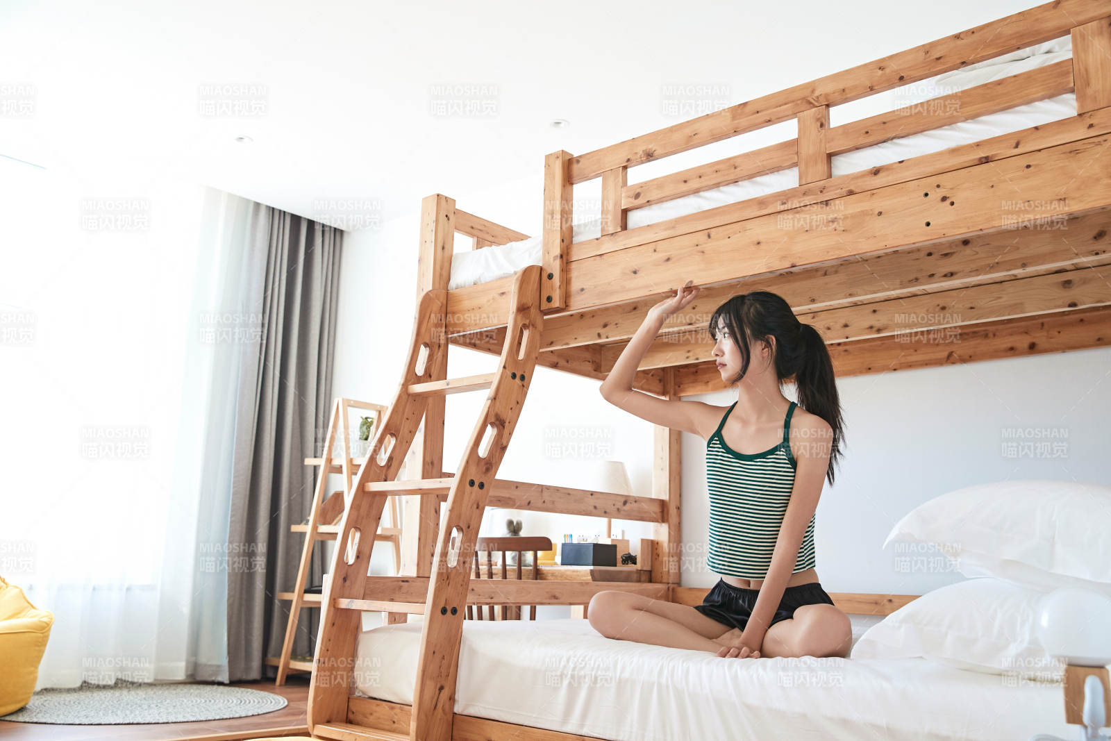 兒童客房內舒適休息的少女