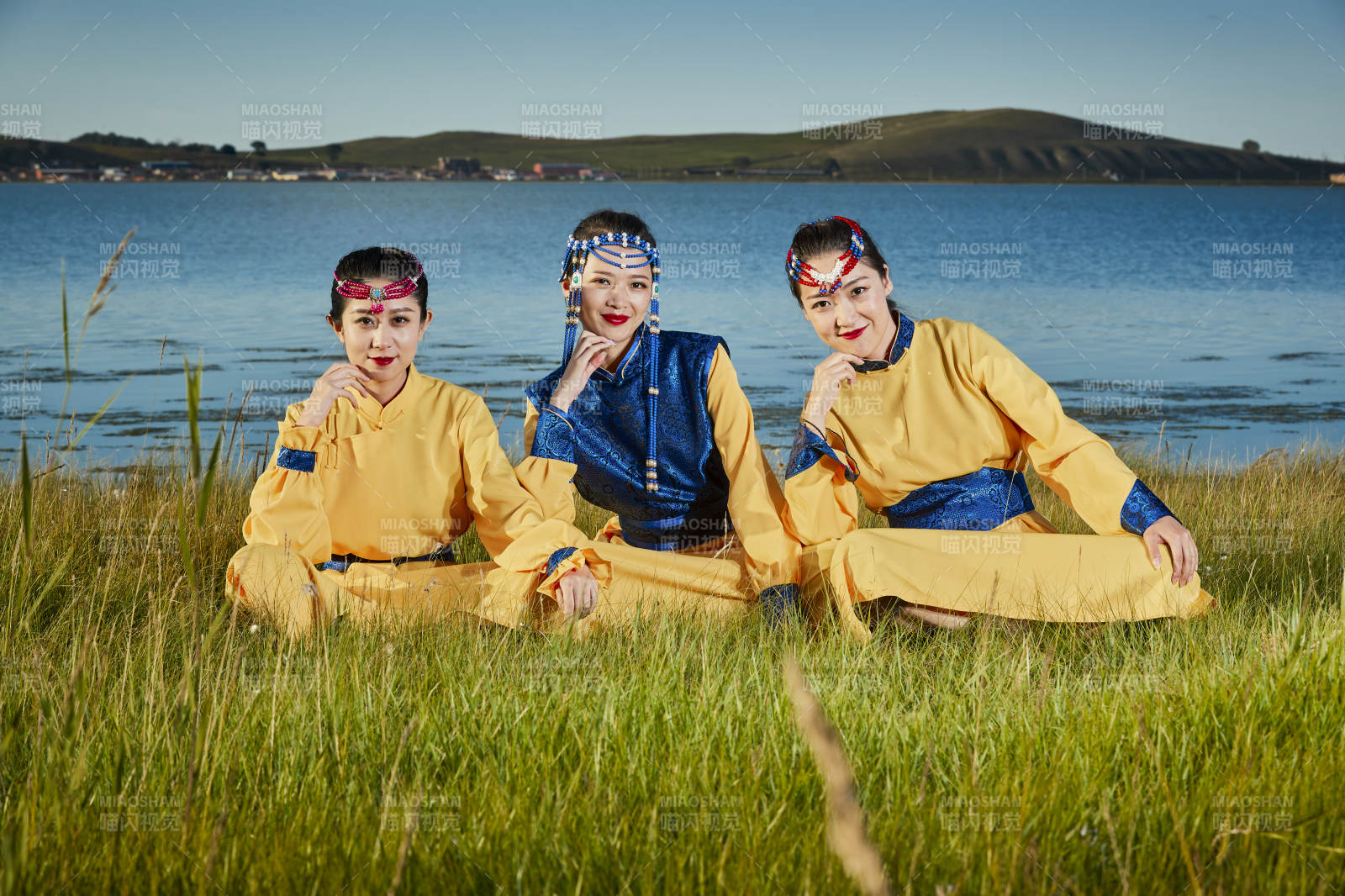 草原上穿著蒙古族傳統(tǒng)服飾的年輕蒙族姐妹