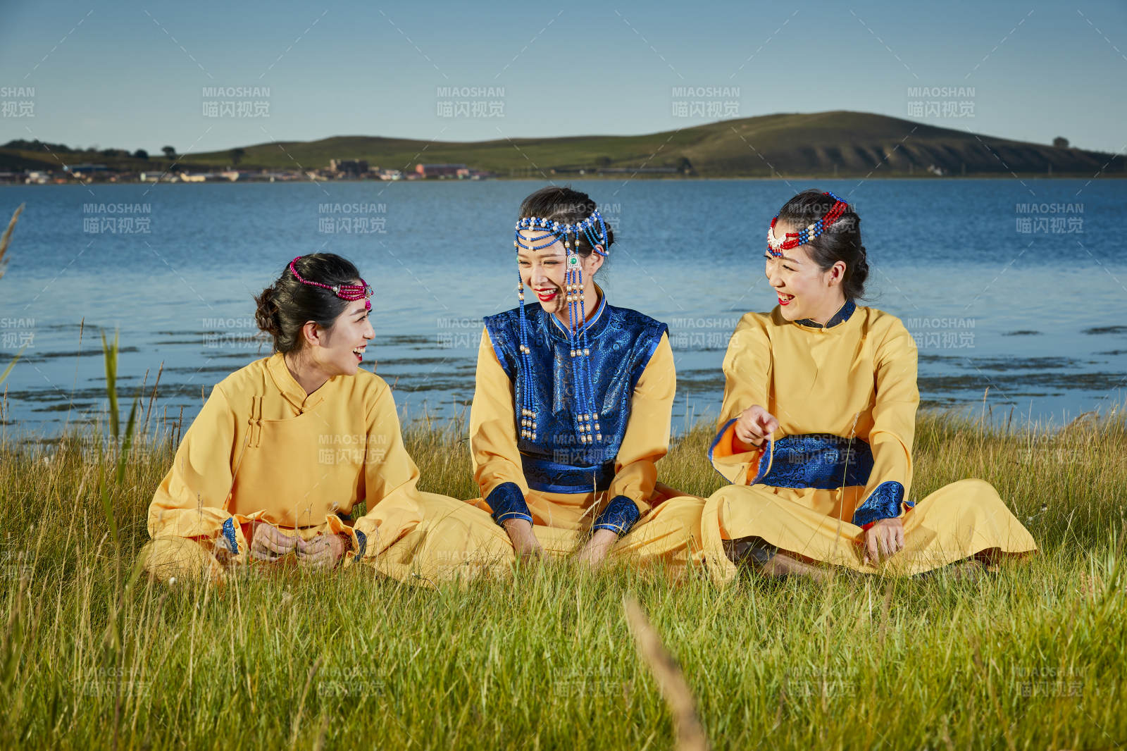 草原上穿著蒙古族傳統服飾的年輕蒙族姐妹