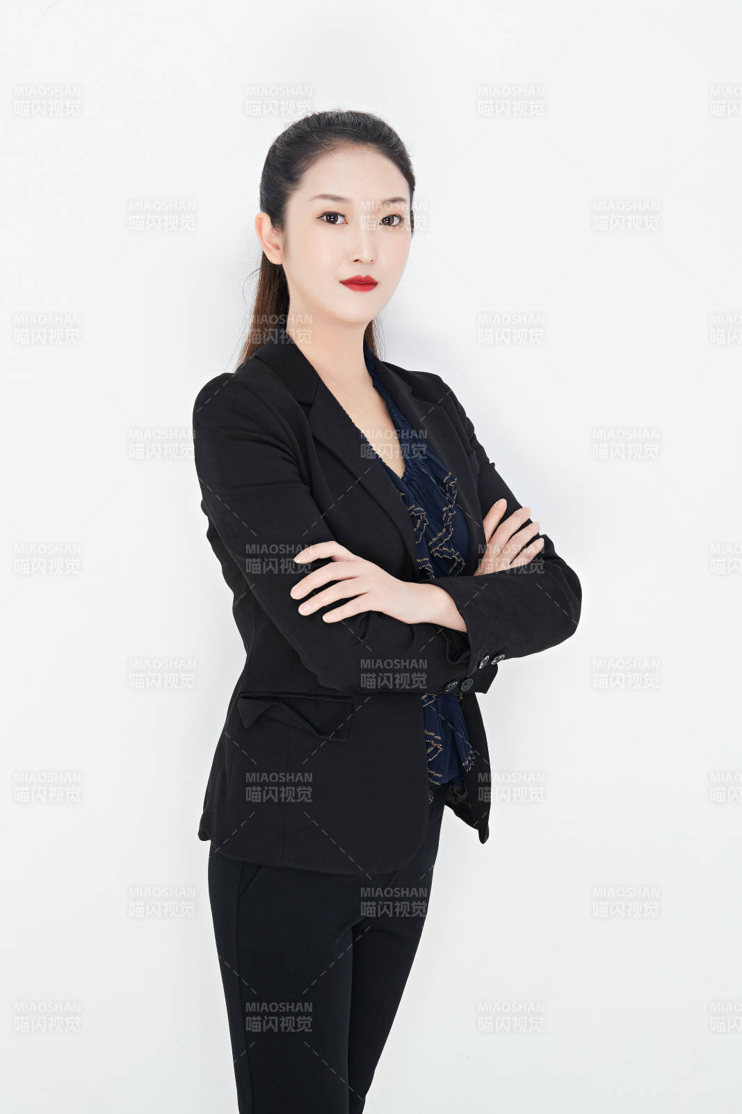 白色背景下的美麗商務女性肖像