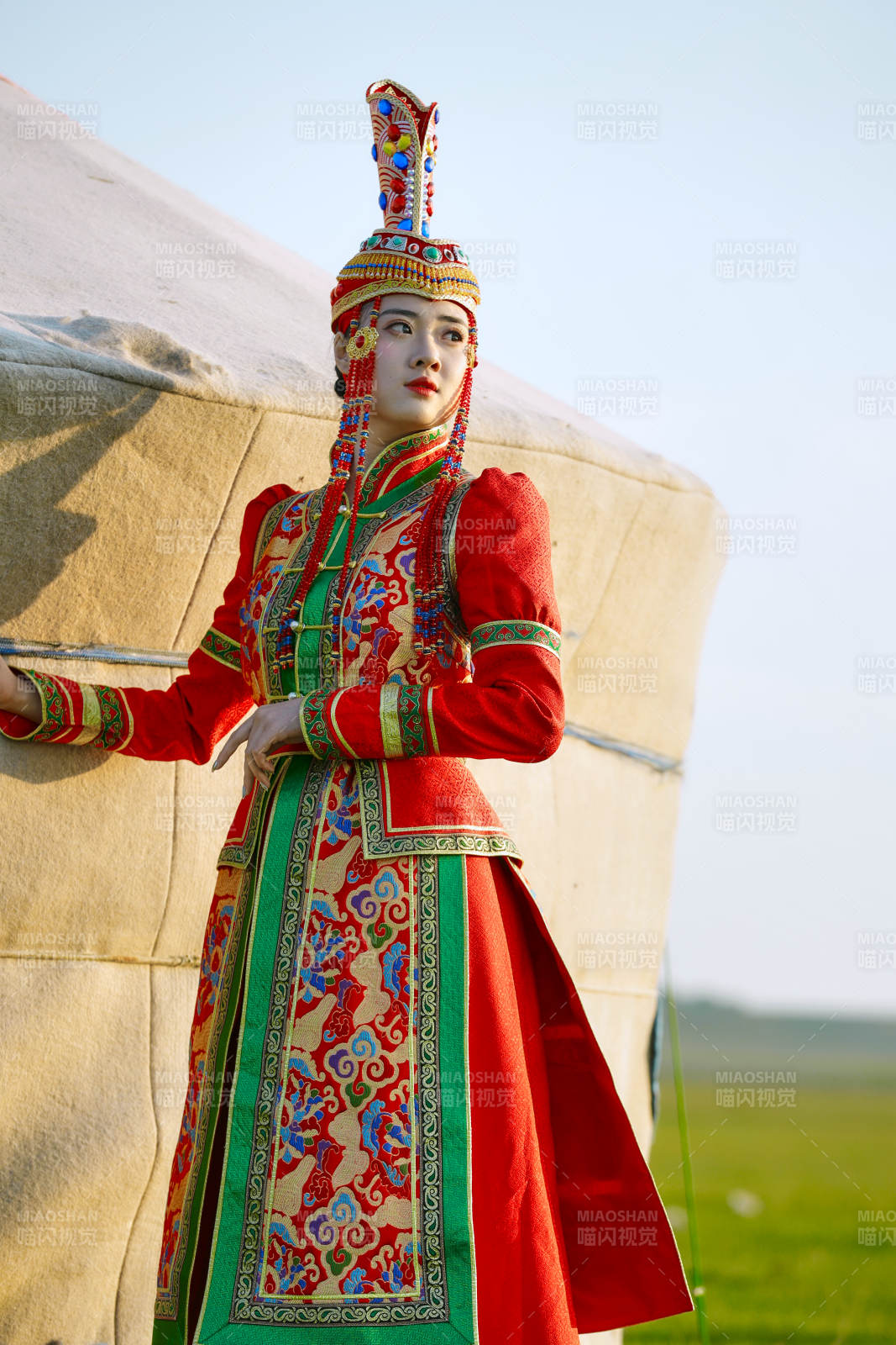 草原上穿着蒙古族传统服饰的亚洲年轻美少女