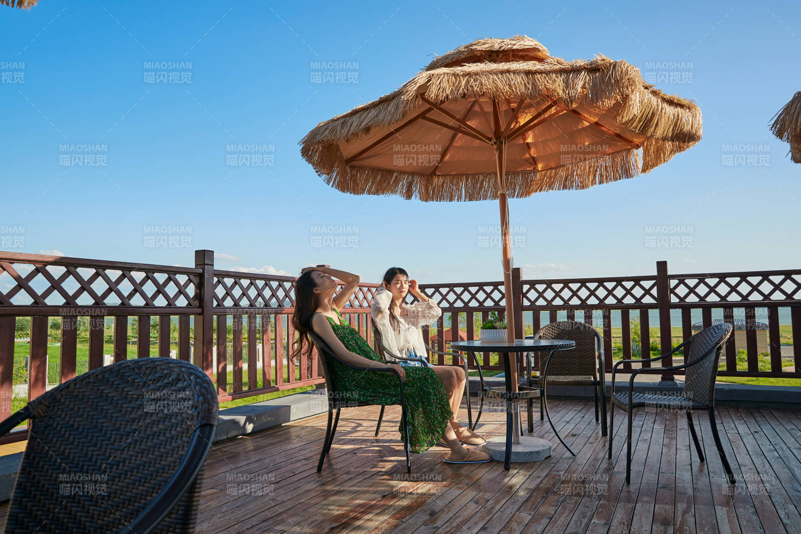 度假區(qū)酒店別墅天臺上的美女