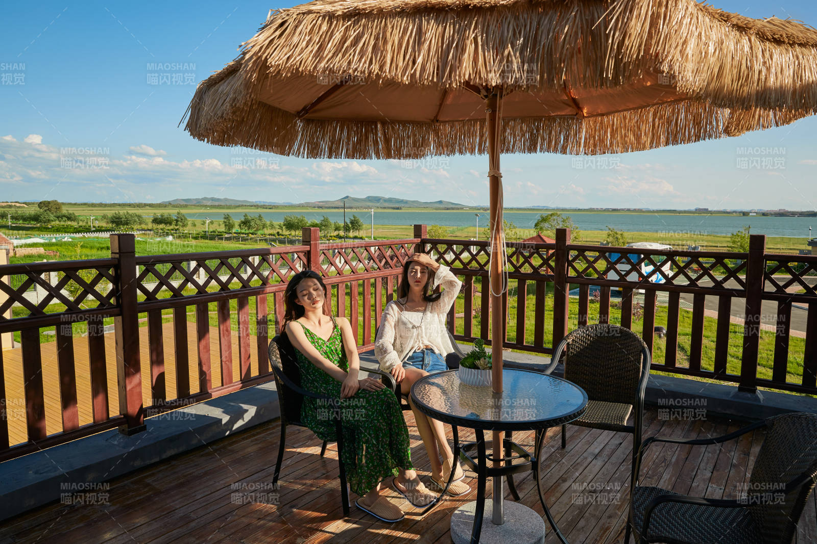 度假區酒店別墅天臺上的美女