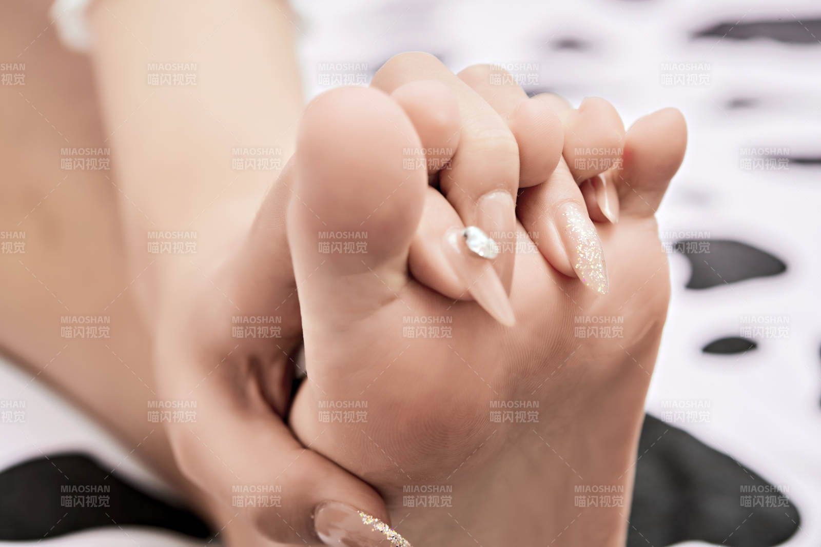 溫馨臥室床上的少女手足部特寫