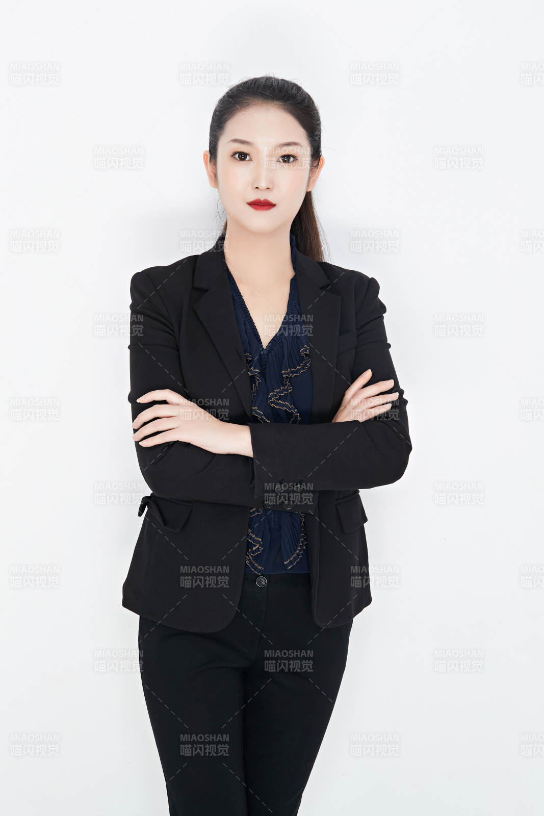 白色背景下的美麗商務女性肖像
