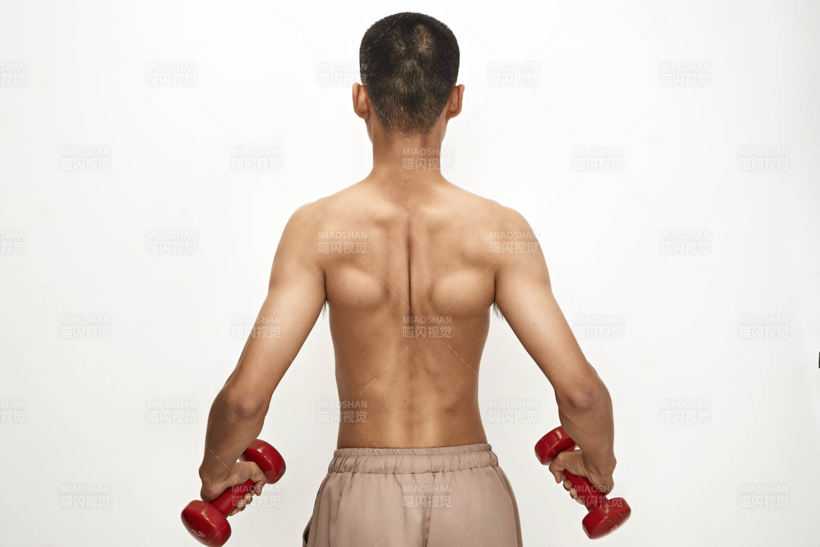 使用啞鈴進行健身鍛煉的亞洲男性