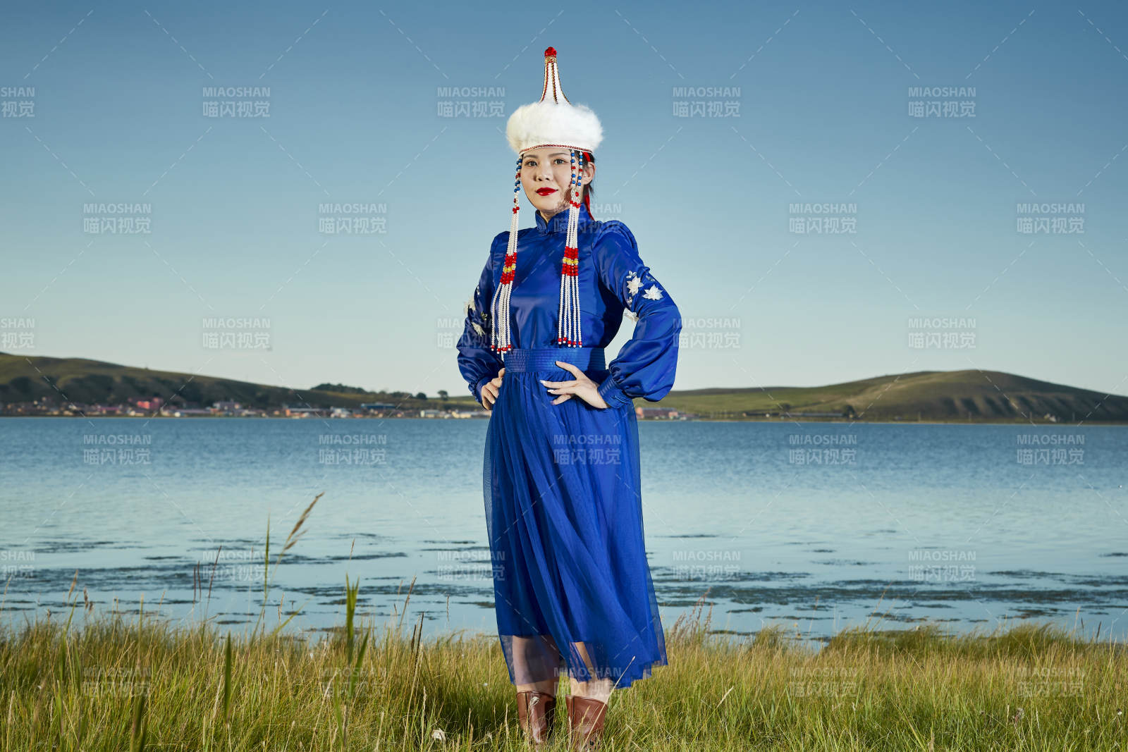 草原上穿著蒙古族傳統(tǒng)服飾的年輕蒙族姐妹