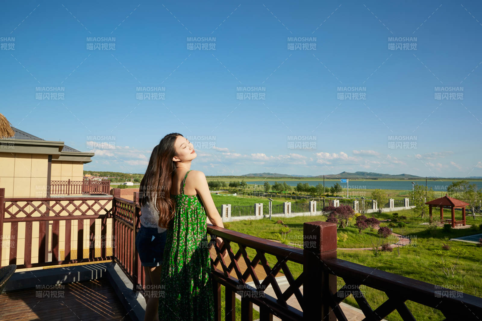 度假區酒店別墅天臺上的美女