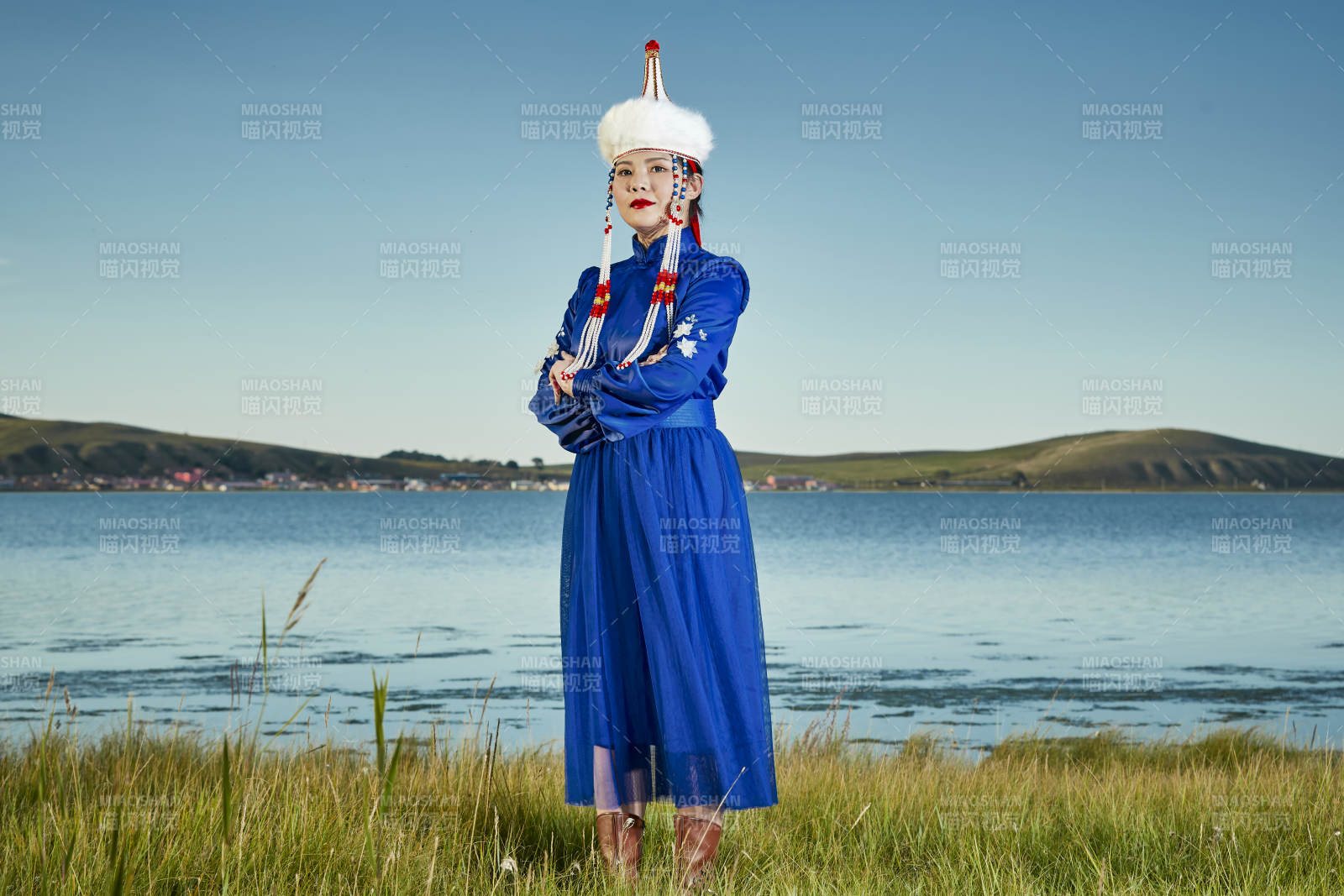 草原上穿著蒙古族傳統服飾的年輕蒙族姐妹