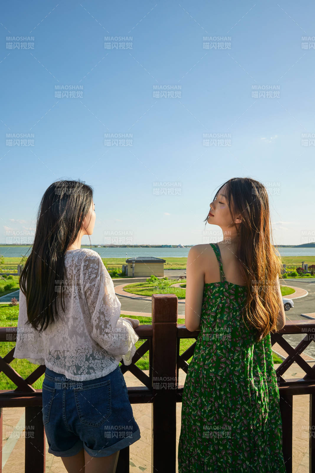 度假區(qū)酒店別墅天臺上的美女