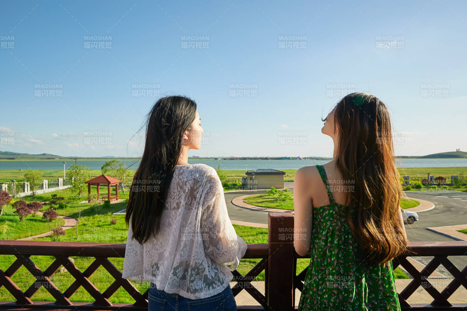 度假區酒店別墅天臺上的美女