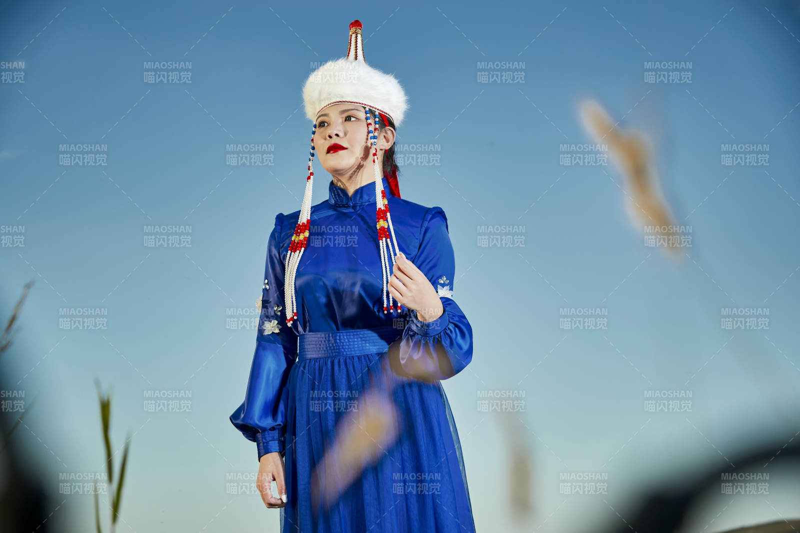 草原上穿著蒙古族傳統(tǒng)服飾的年輕蒙族姐妹