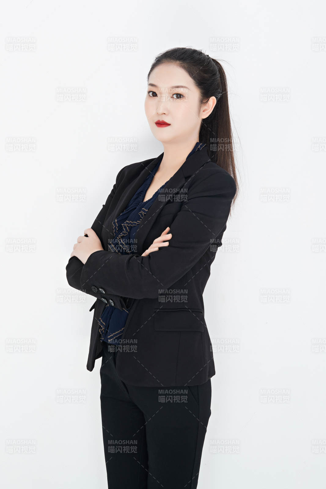 白色背景下的美麗商務女性肖像