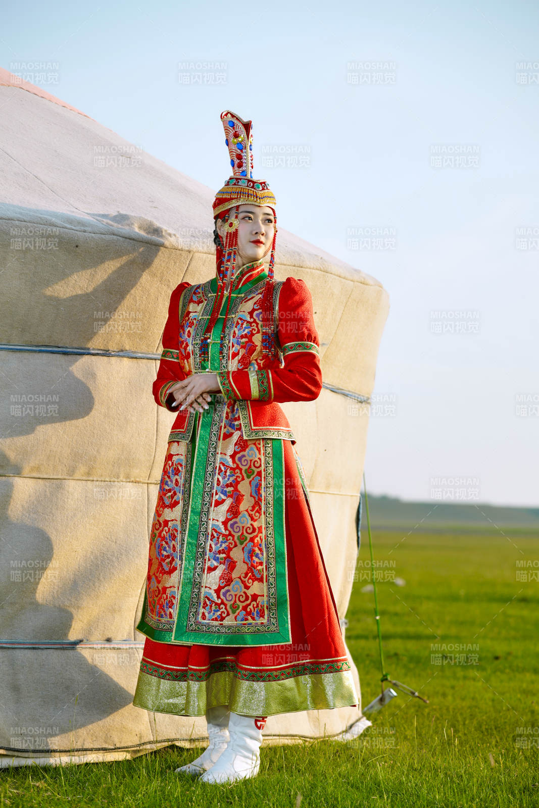 草原上穿着蒙古族传统服饰的亚洲年轻美少女