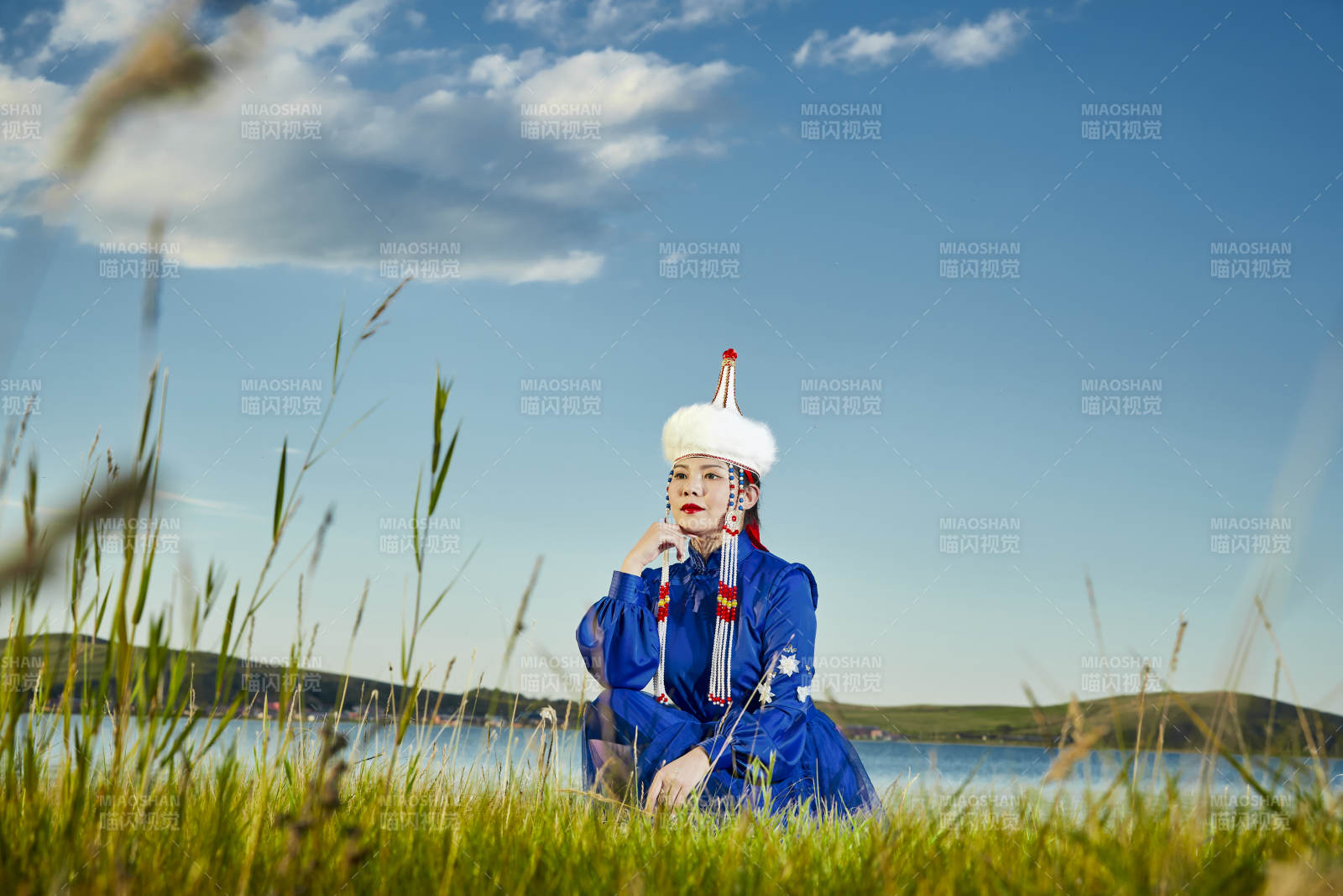 草原上穿著蒙古族傳統服飾的年輕蒙族姐妹