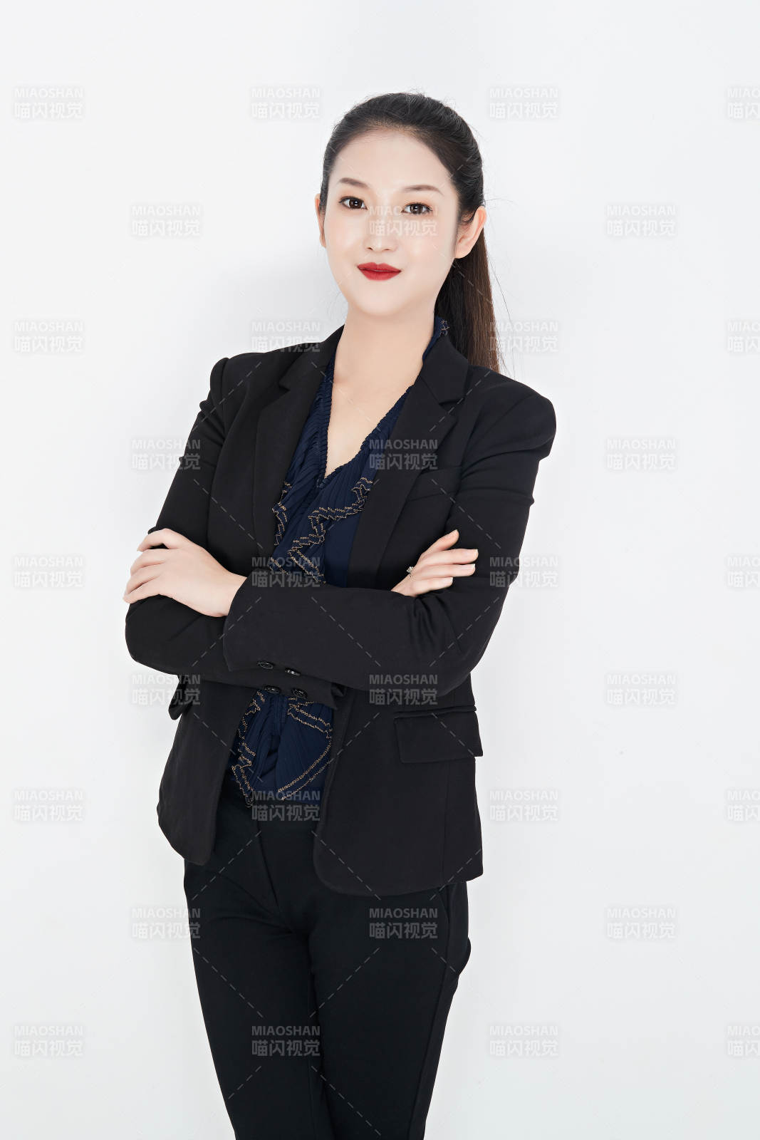 白色背景下的美麗商務(wù)女性肖像