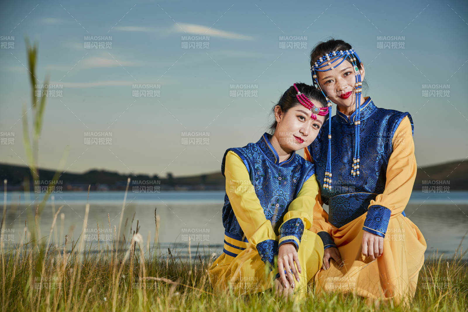 草原上穿著蒙古族傳統服飾的年輕蒙族姐妹