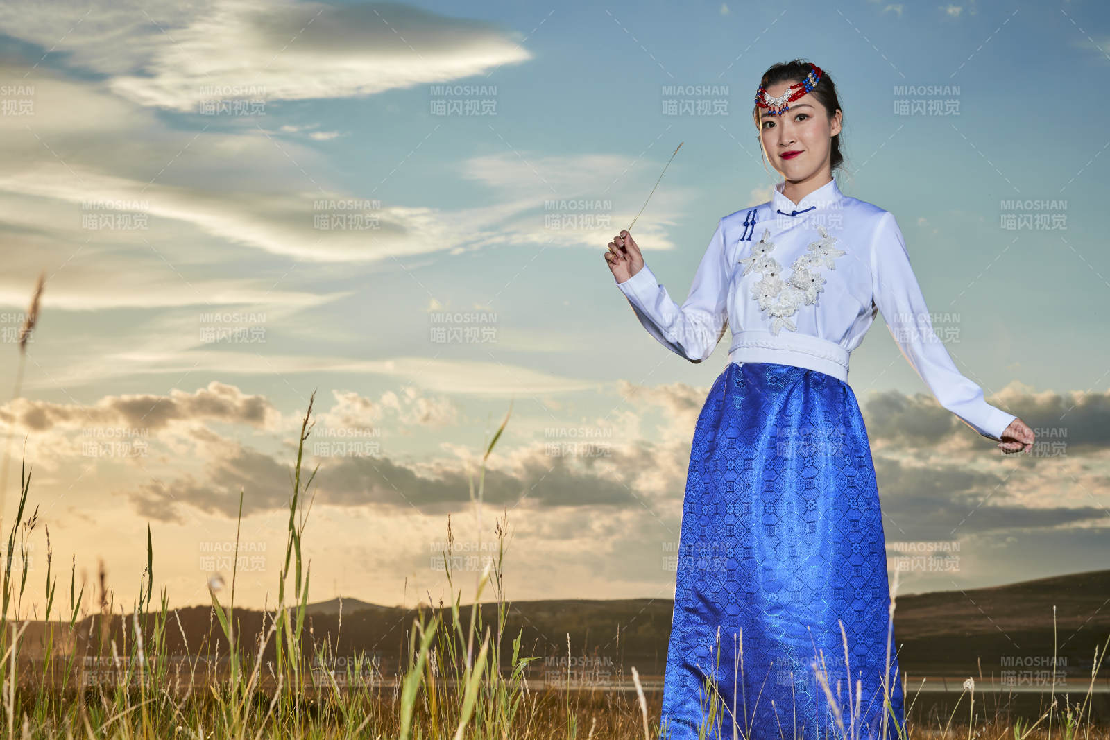 草原上穿著蒙古族傳統服飾的年輕蒙族姐妹