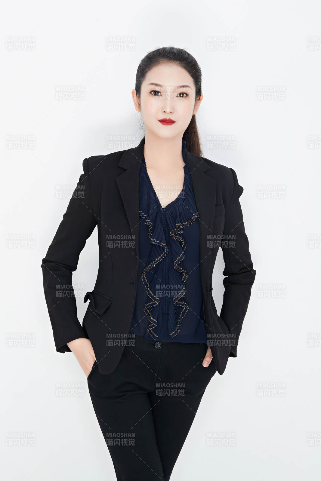 白色背景下的美麗商務女性肖像