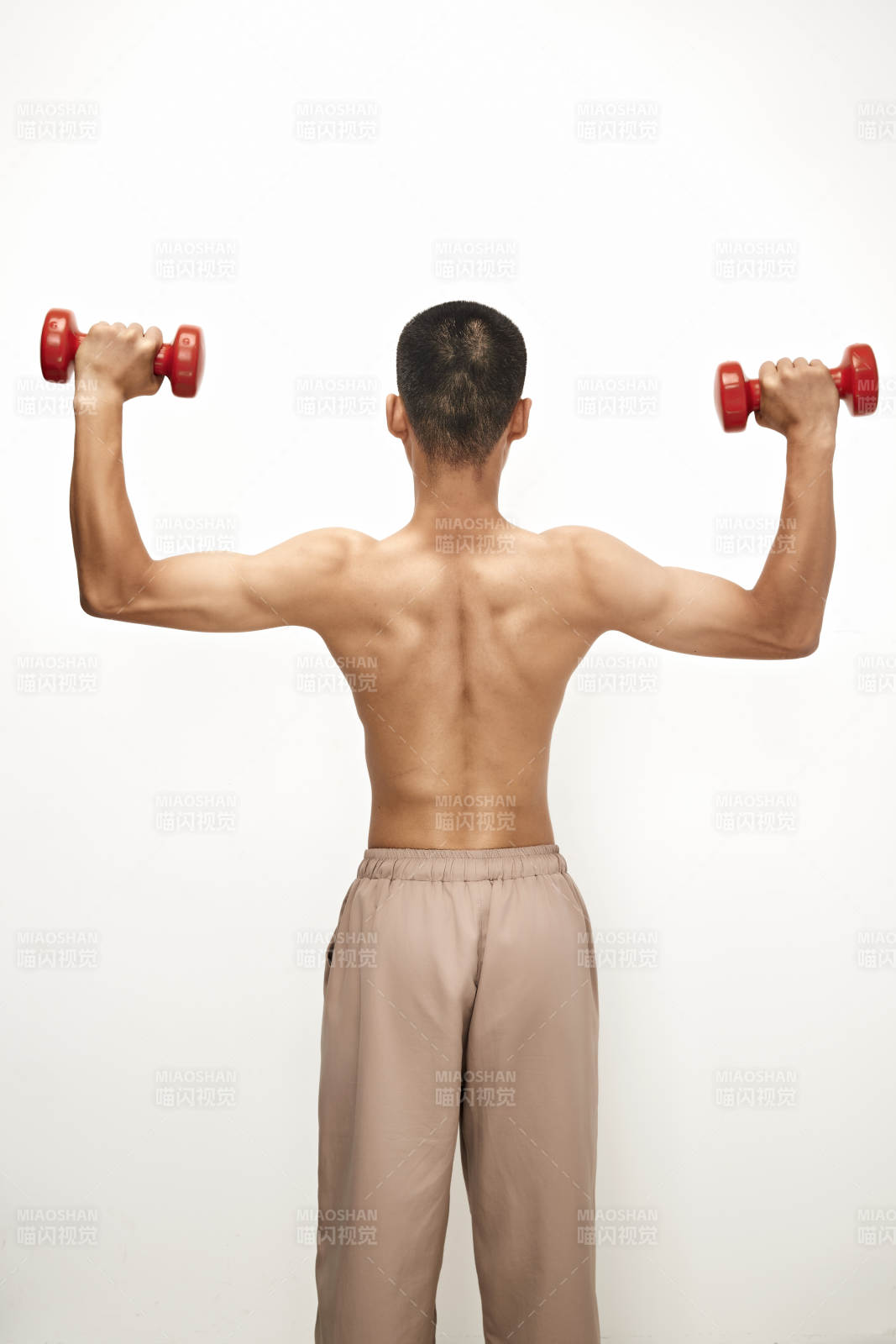 使用啞鈴進行健身鍛煉的亞洲男性