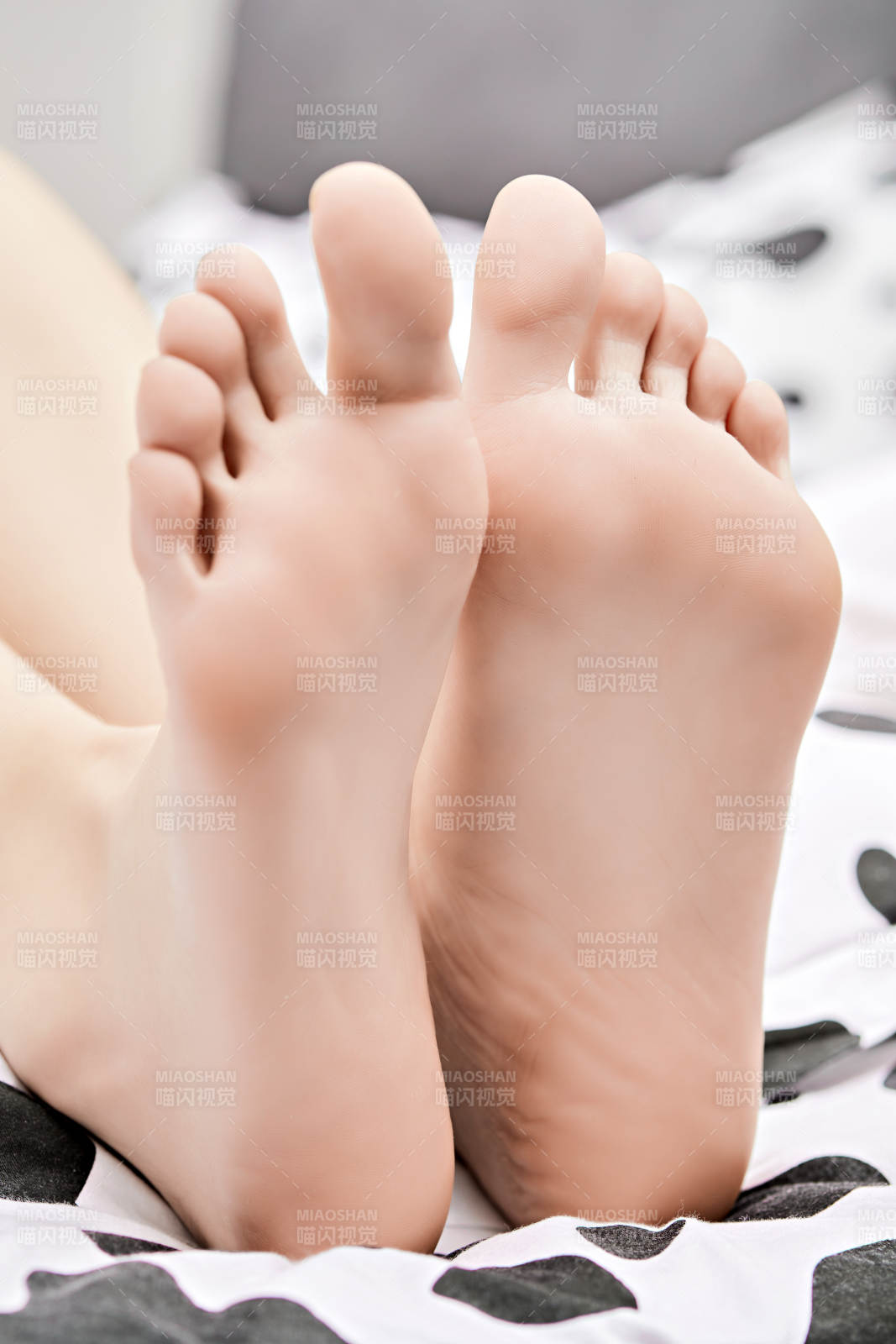 溫馨臥室床上的少女手足部特寫