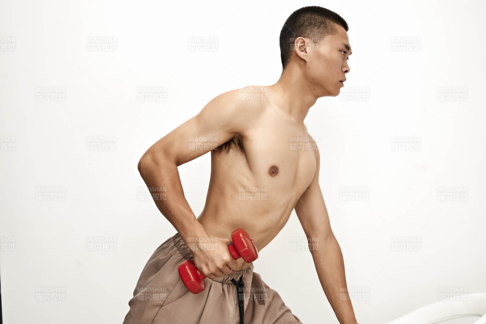 使用啞鈴進行健身鍛煉的亞洲男性