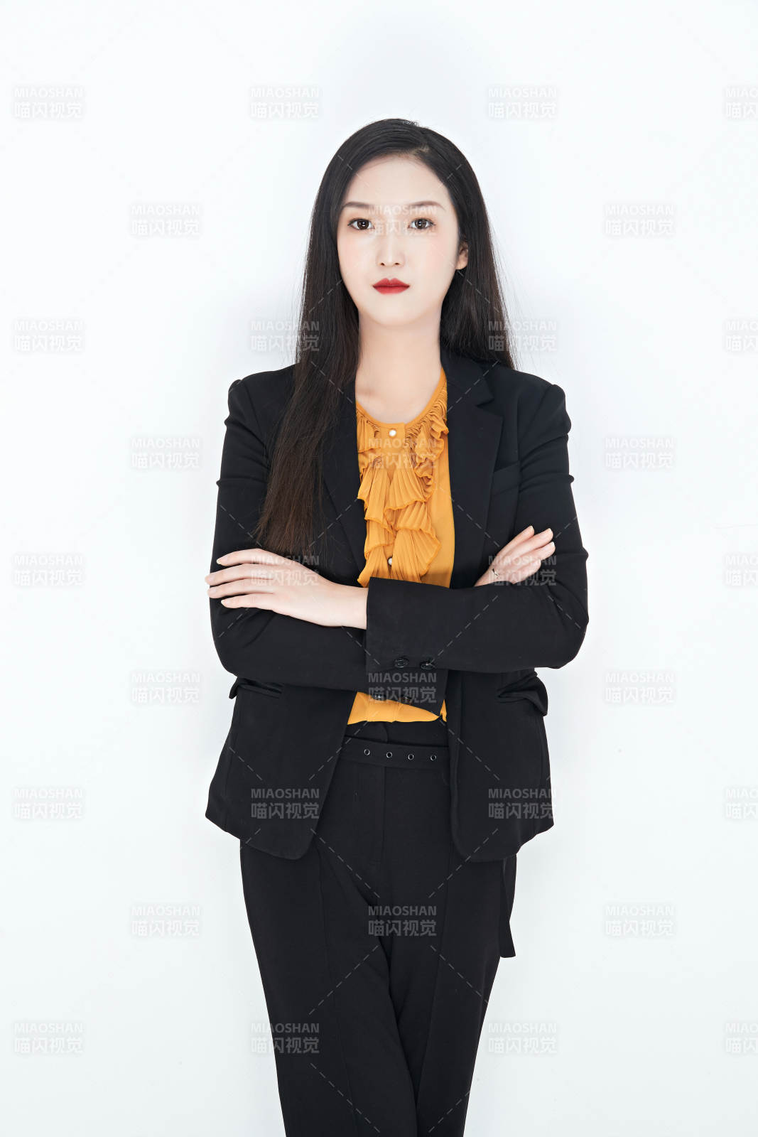 白色背景下的美麗商務(wù)女性肖像