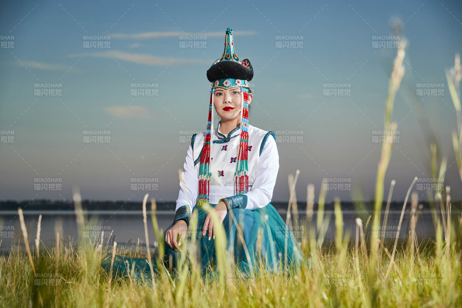 草原上穿著蒙古族傳統(tǒng)服飾的年輕蒙族姐妹