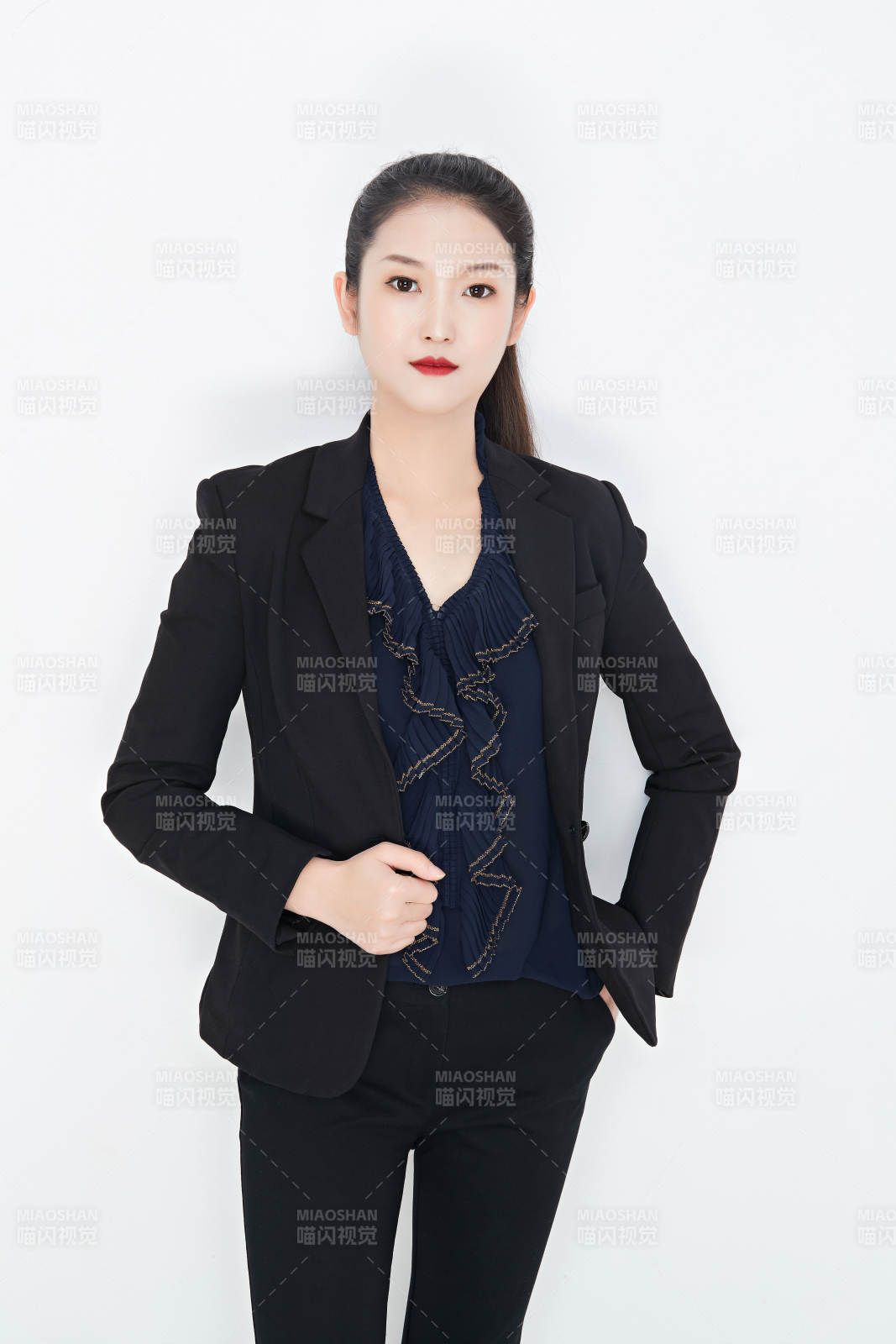 白色背景下的美麗商務女性肖像