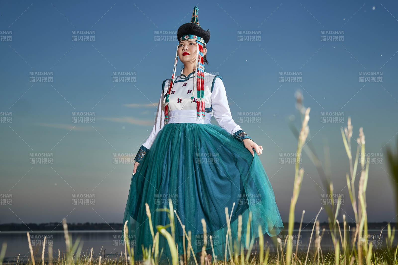 草原上穿著蒙古族傳統(tǒng)服飾的年輕蒙族姐妹