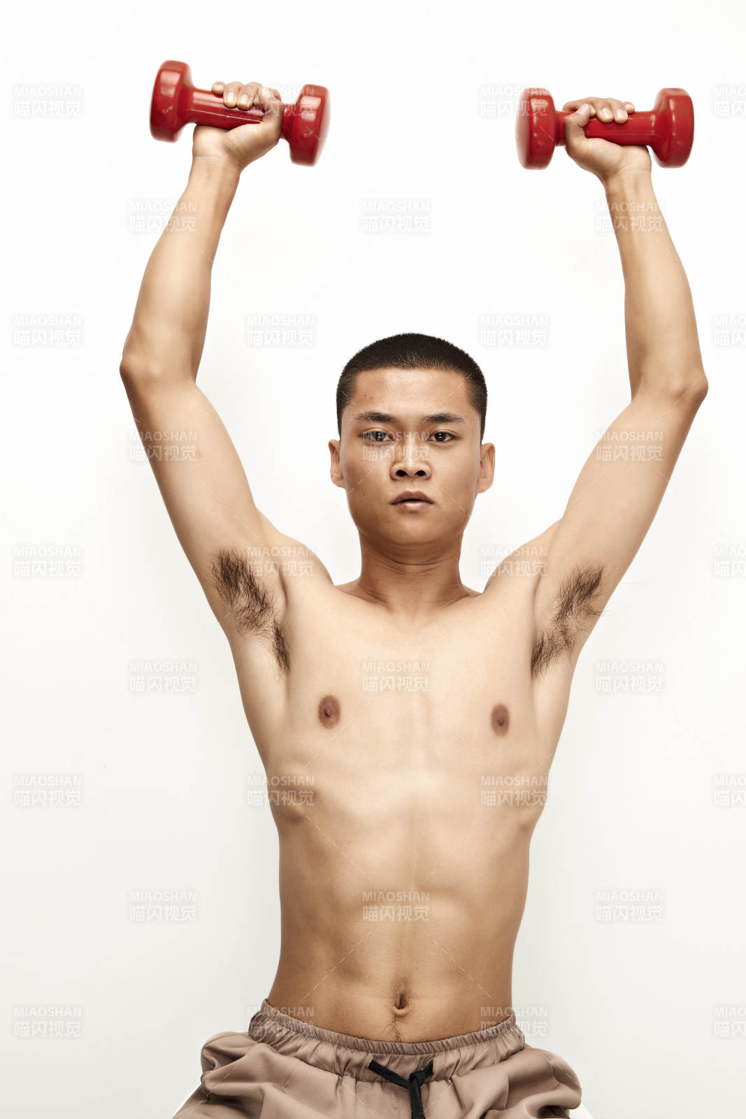 使用啞鈴進行健身鍛煉的亞洲男性