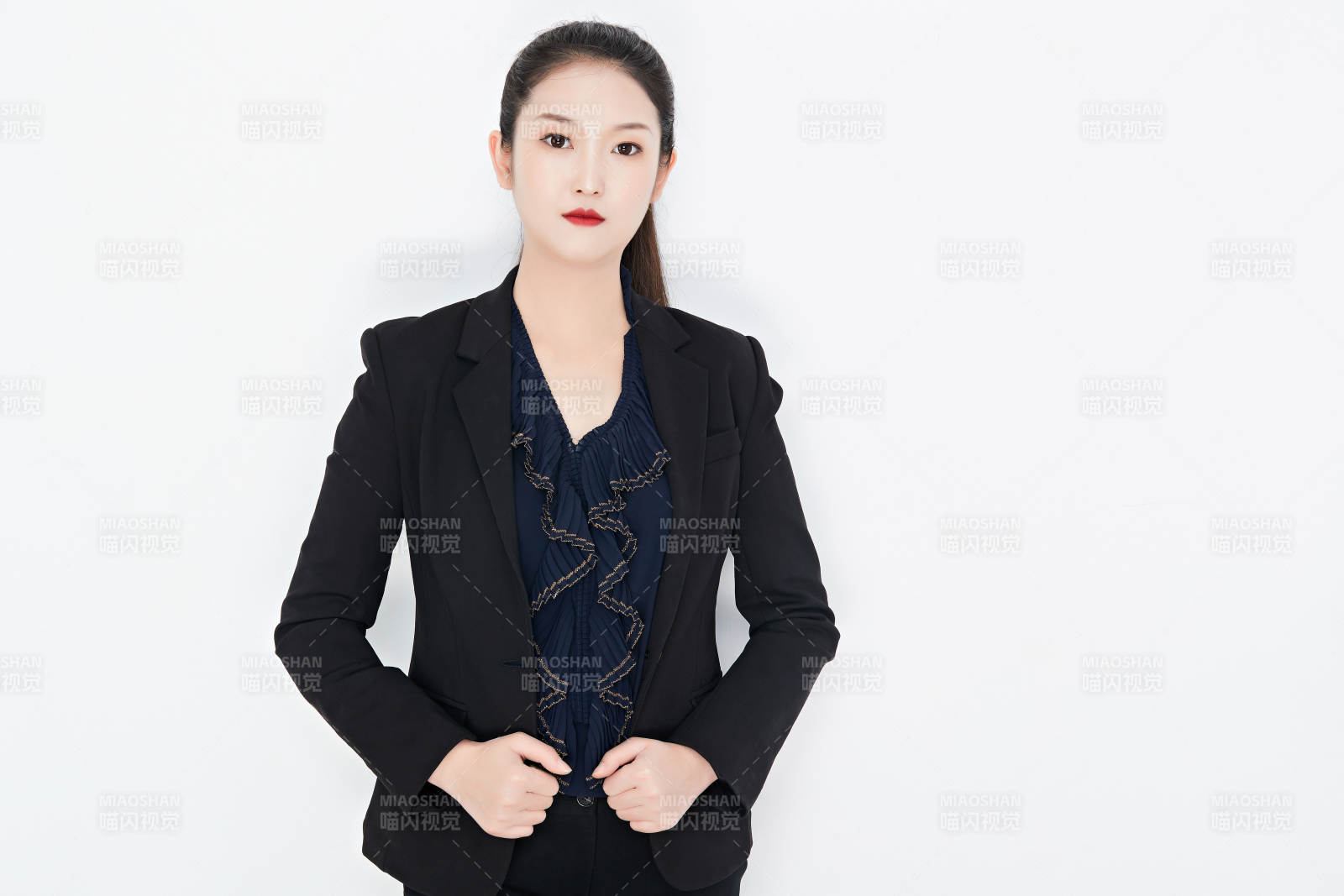 白色背景下的美麗商務女性肖像