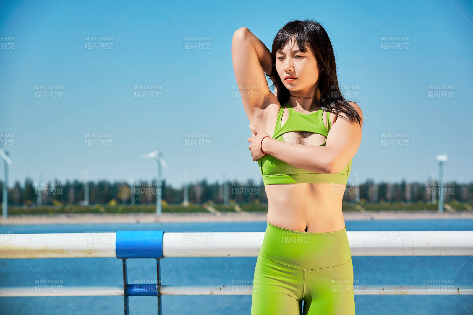 户外河畔公园做拉伸有氧运动的亚洲女性