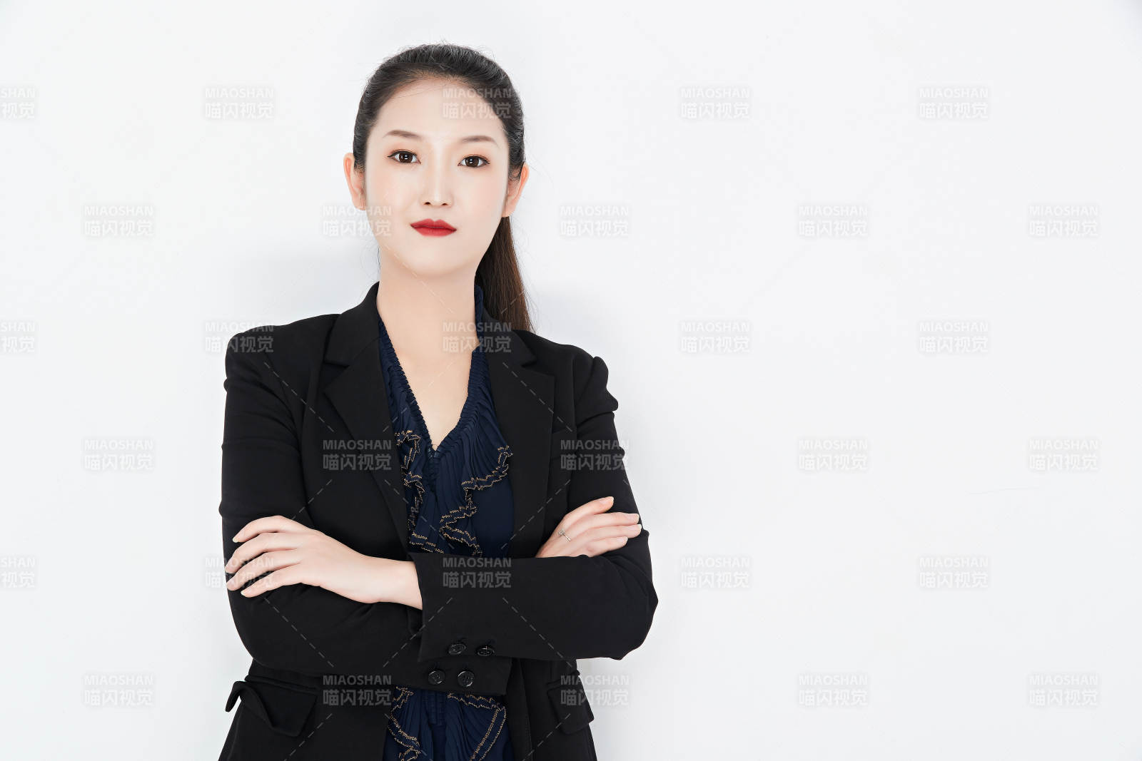 白色背景下的美麗商務女性肖像