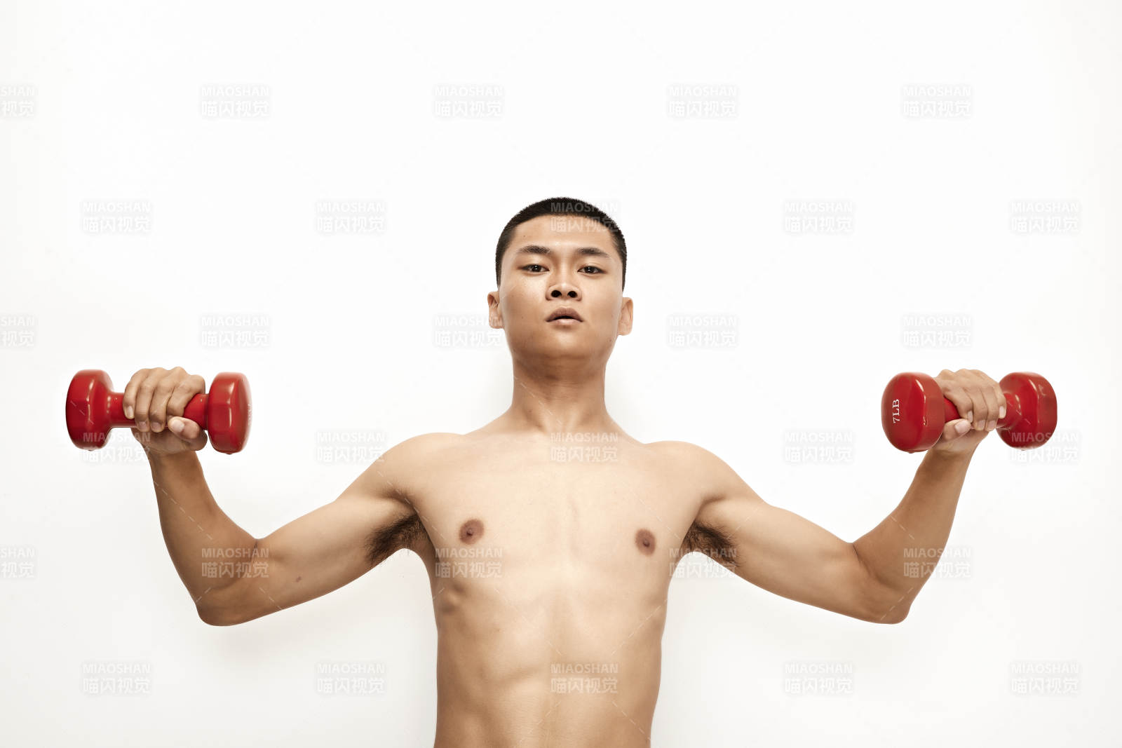 使用啞鈴進行健身鍛煉的亞洲男性