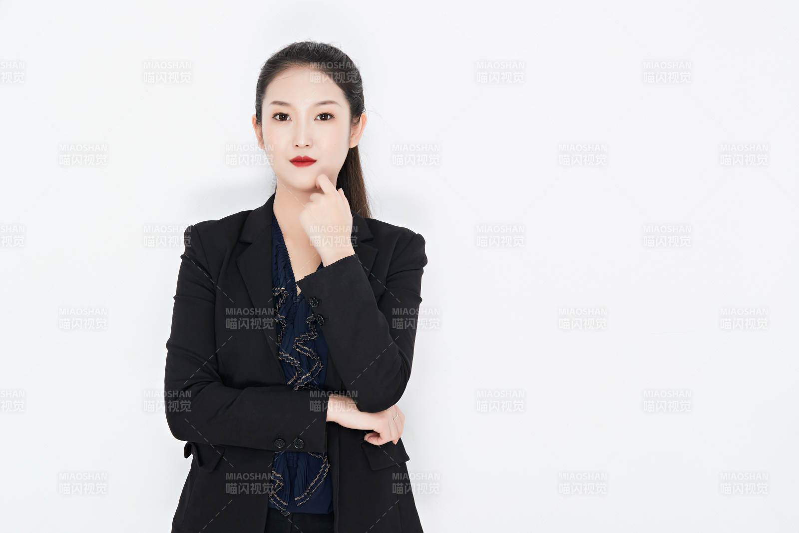 白色背景下的美麗商務女性肖像