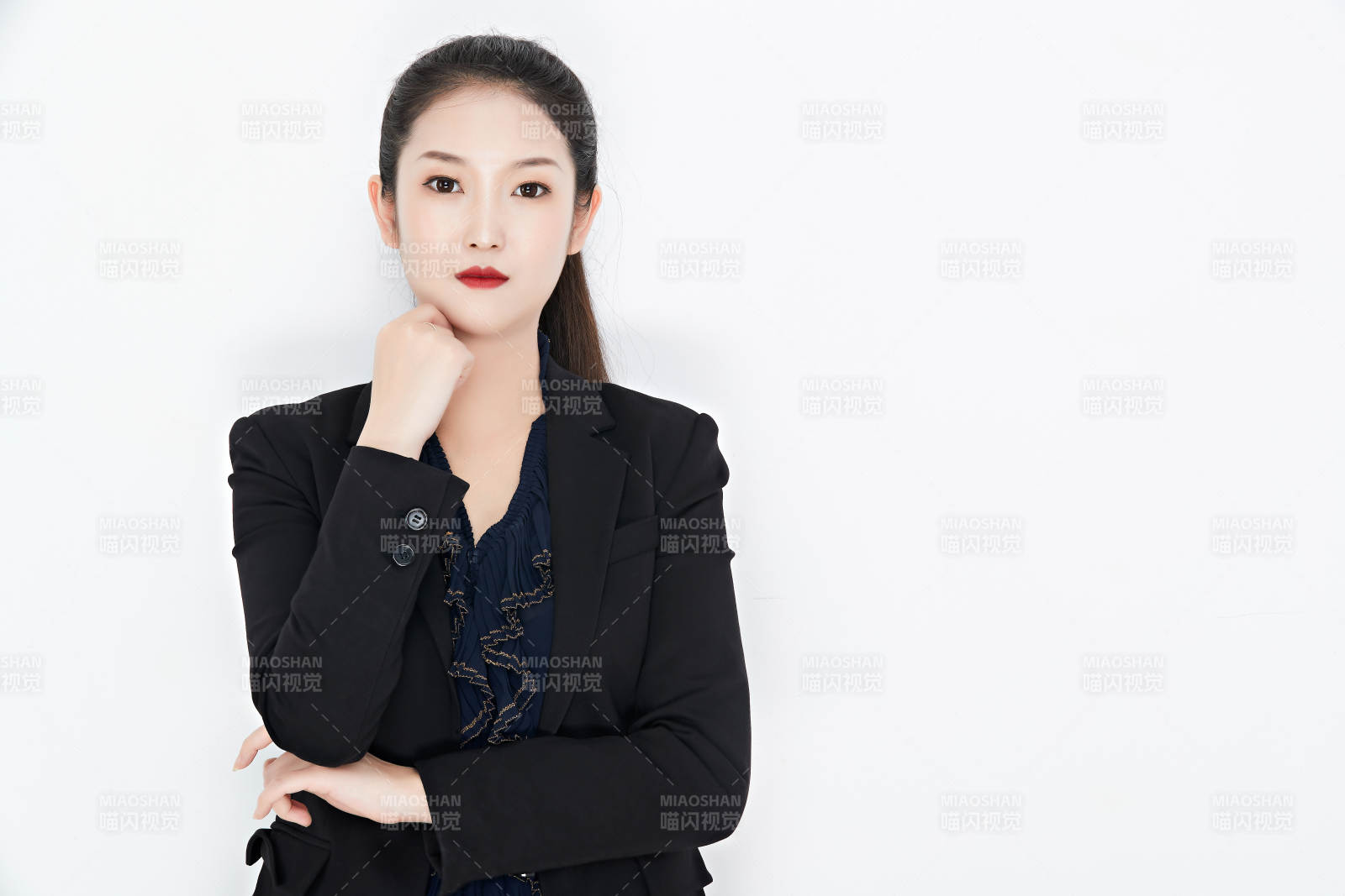 白色背景下的美麗商務(wù)女性肖像