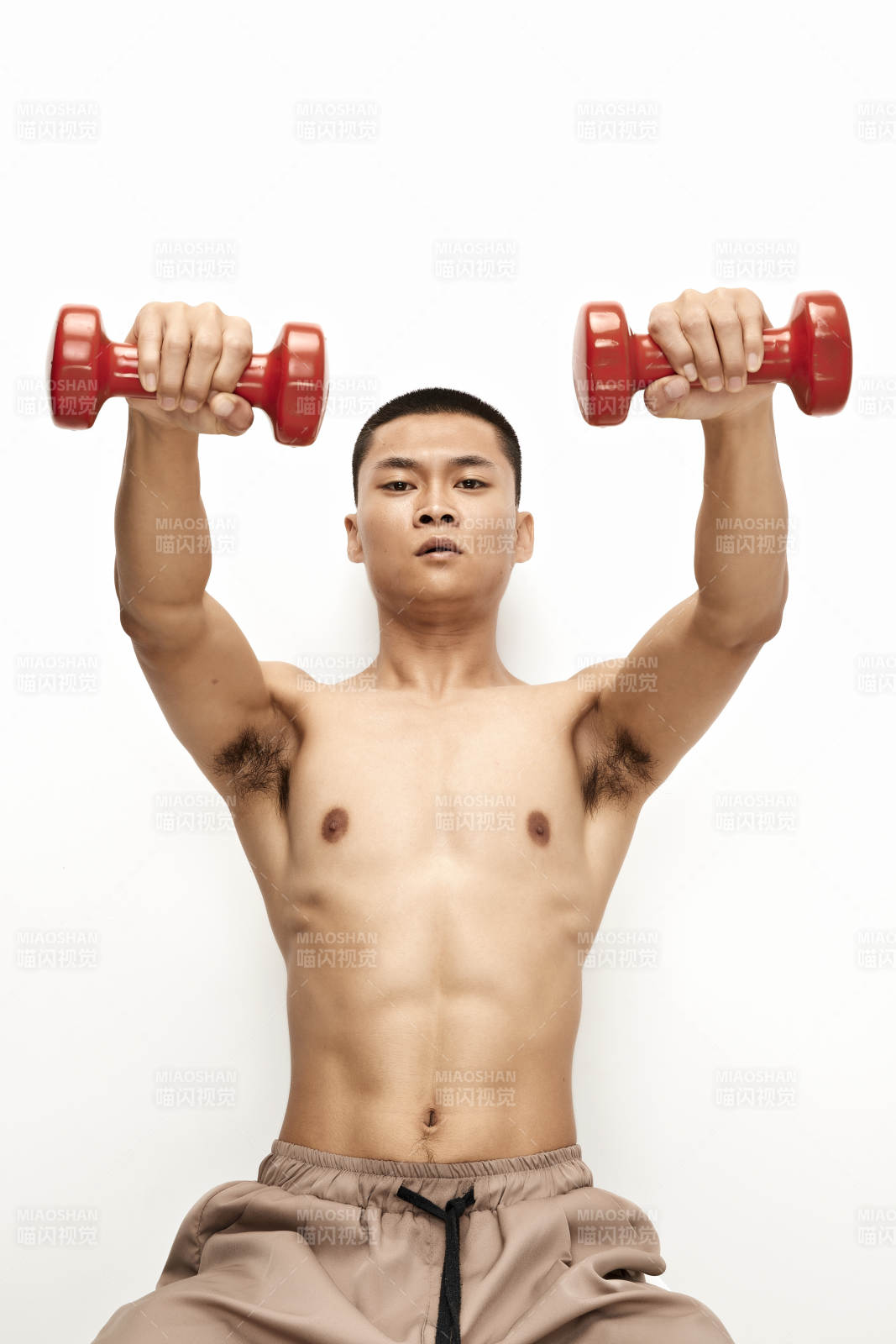 使用啞鈴進(jìn)行健身鍛煉的亞洲男性