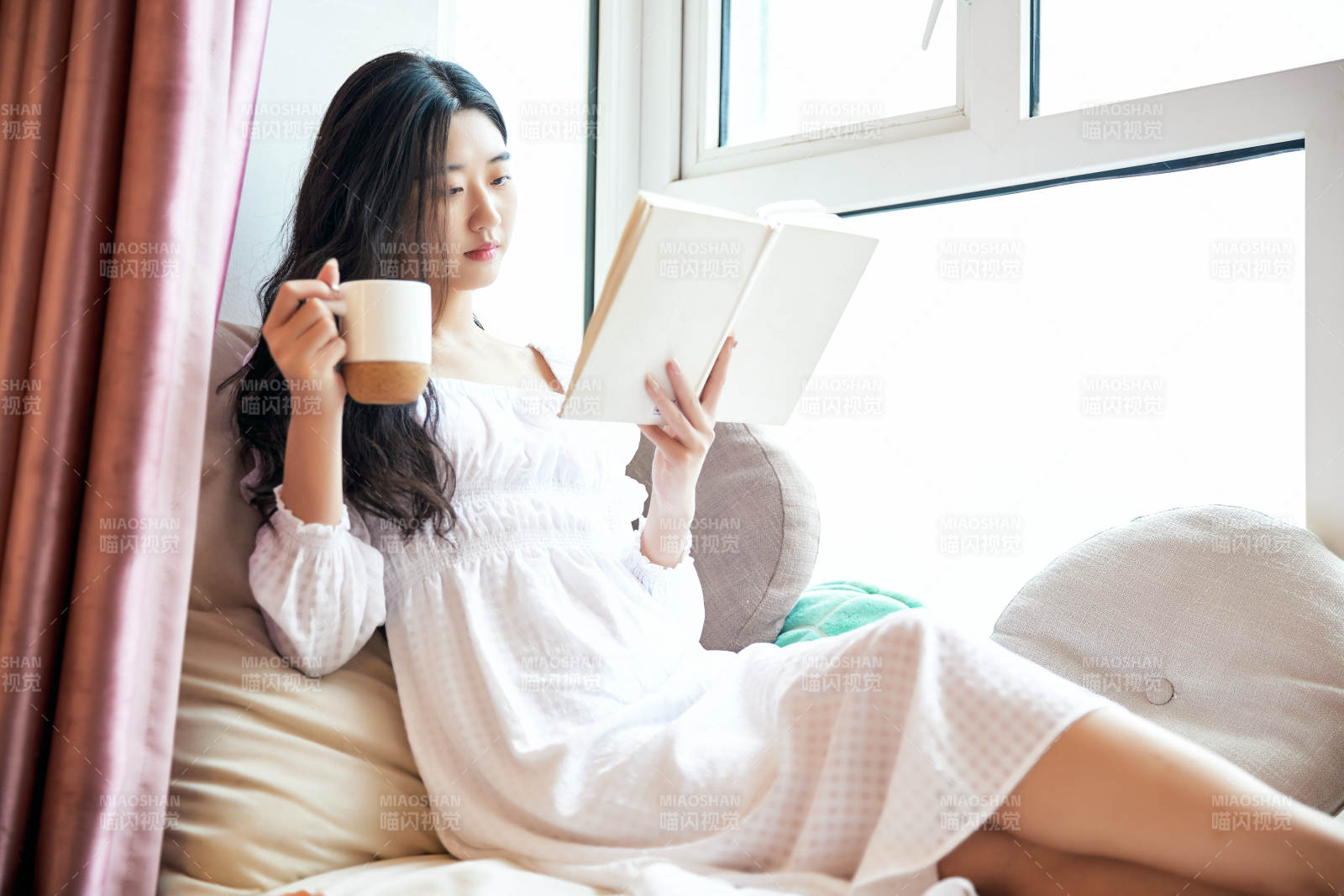 躺在舒適的飄窗上看書的女孩