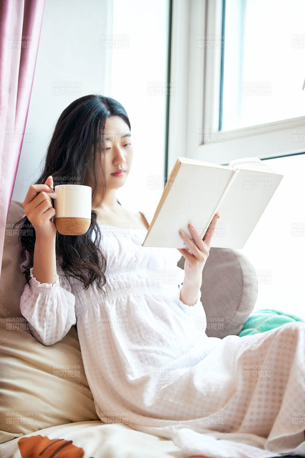 躺在舒適的飄窗上看書的女孩