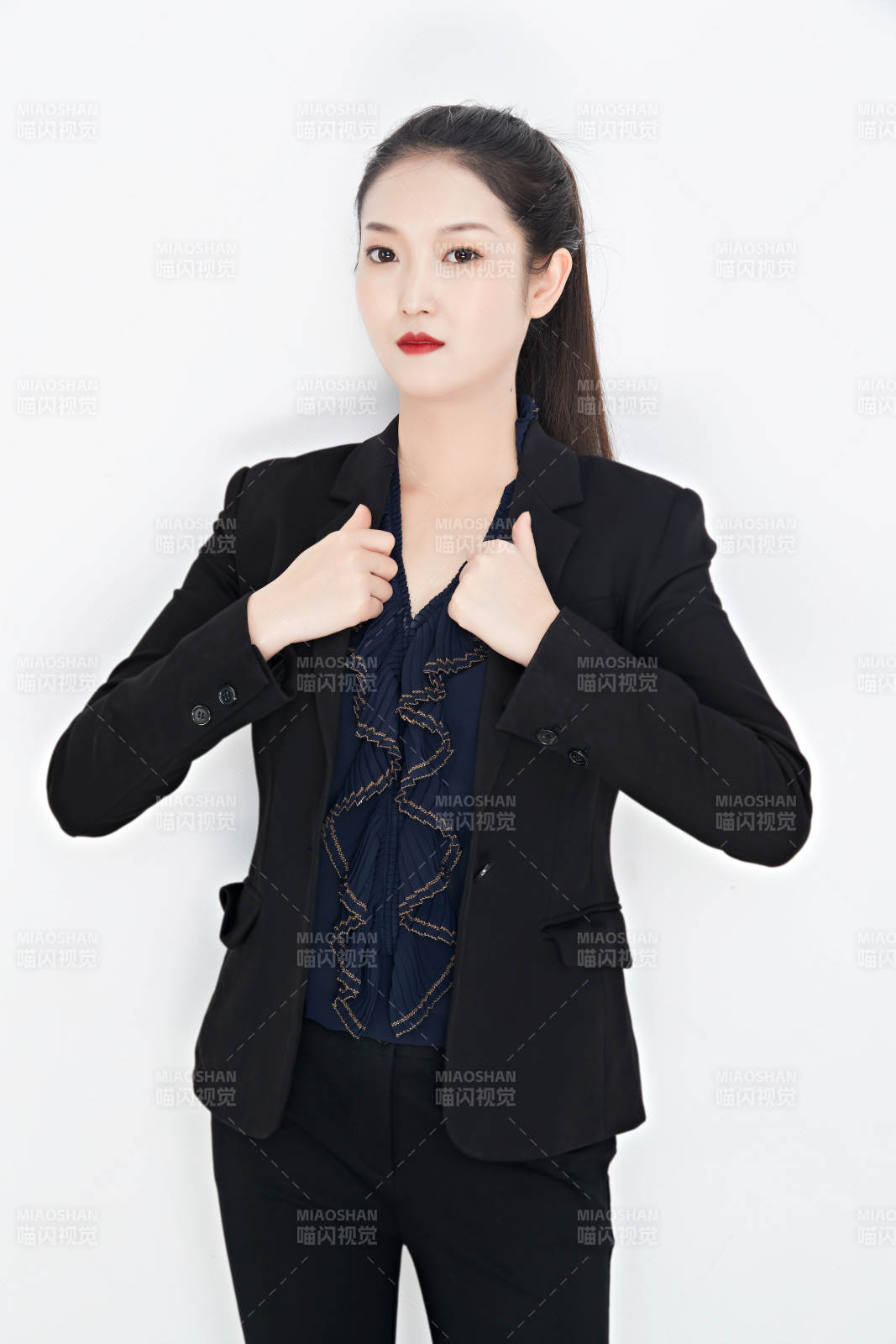 白色背景下的美麗商務女性肖像