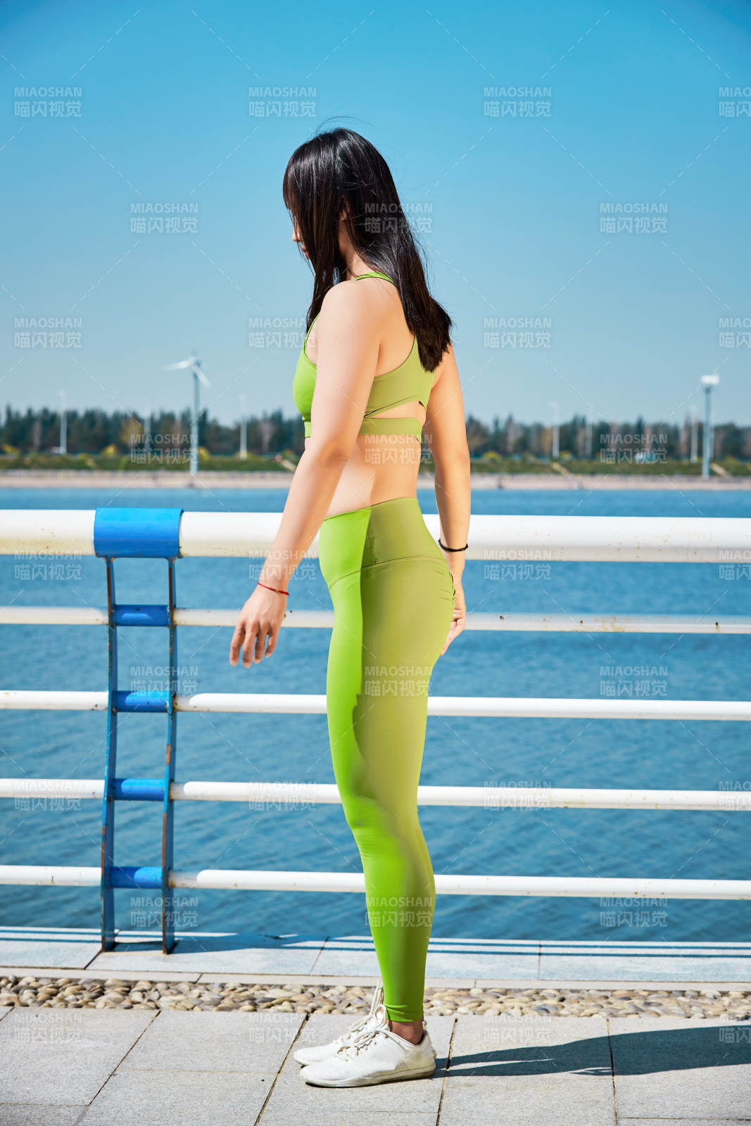 戶外河畔公園做拉伸有氧運動的亞洲女性