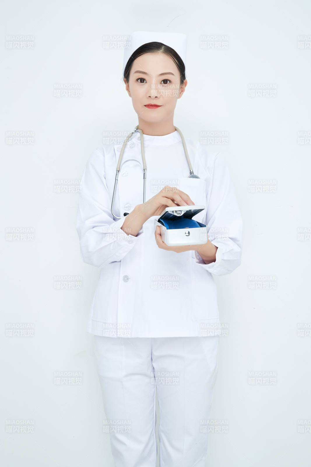 白色背景下手持血壓計(jì)測(cè)量血壓的醫(yī)生